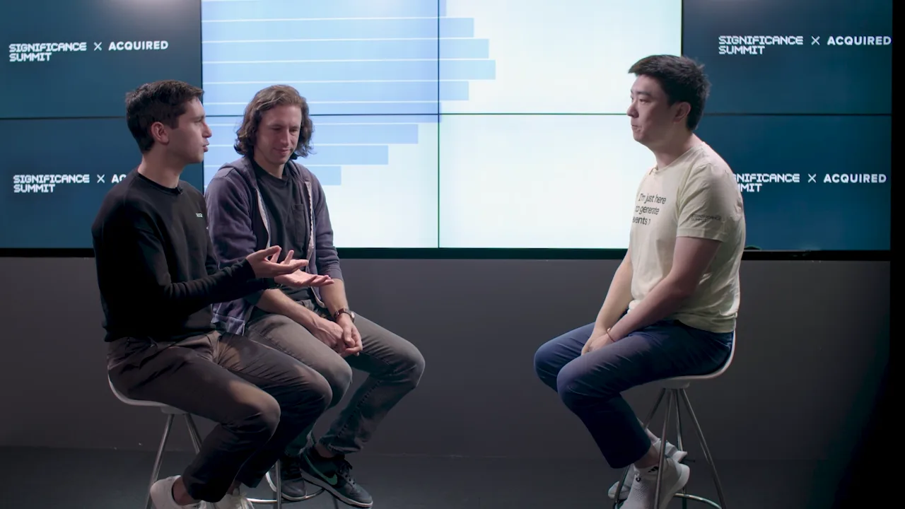 在Significance Summit的舞台上,与Acquired主持人Ben Gilbert、David Rosenthal对谈