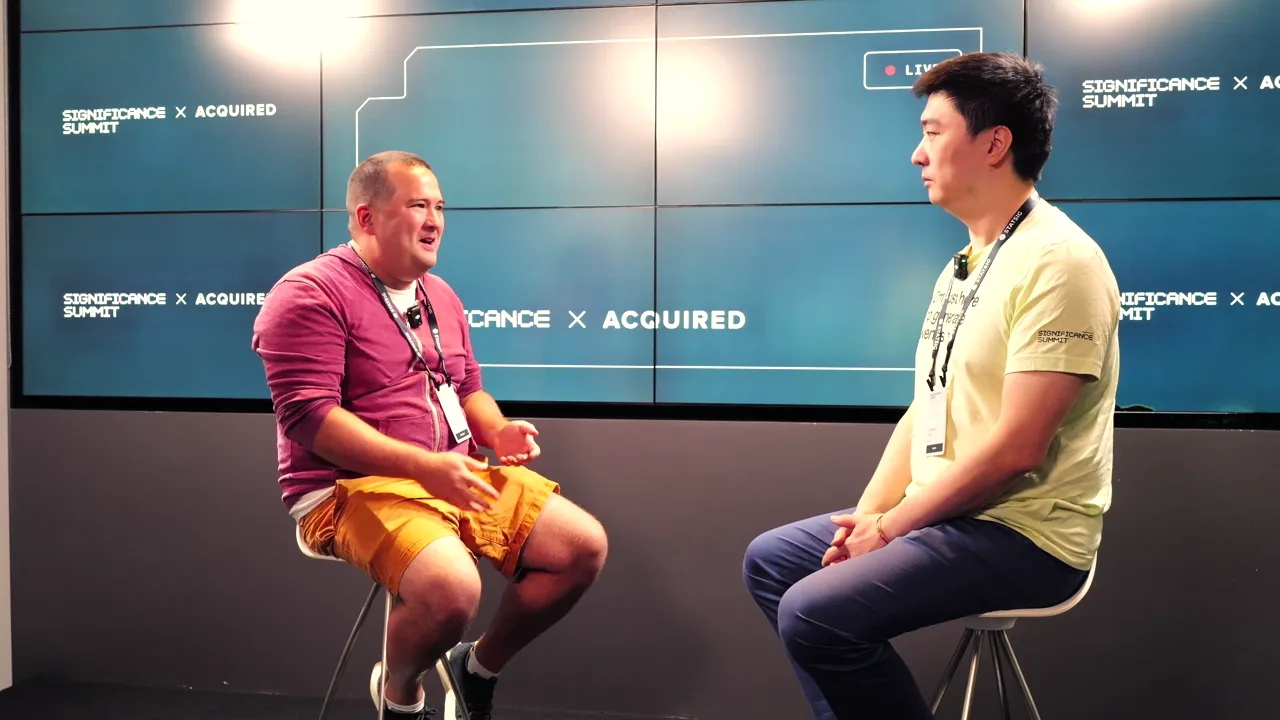 在Significance Summit的舞台上与Mike Develin对谈